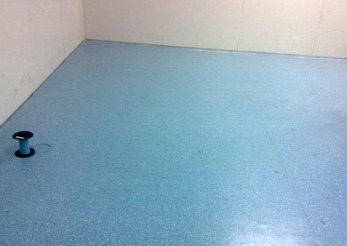 pvc的塑胶地板和防静电的地板是一样的吗？